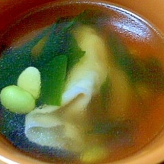 冷凍餃子とワカメと冷凍枝豆の中華スープ